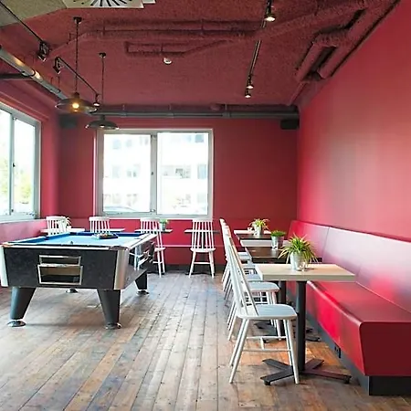 Via Amsterdam Hostal *
