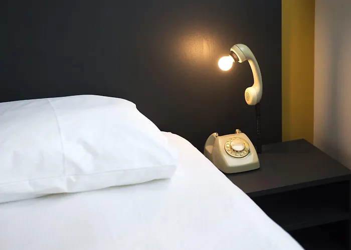 فيا أمستردام بيت شباب *