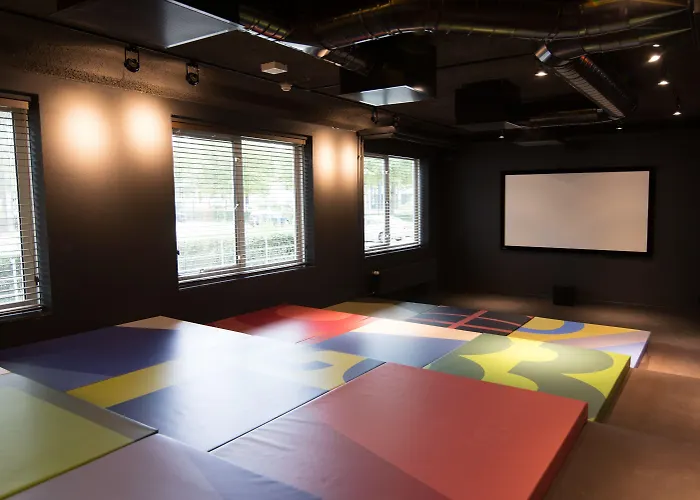 فيا أمستردام بيت شباب *